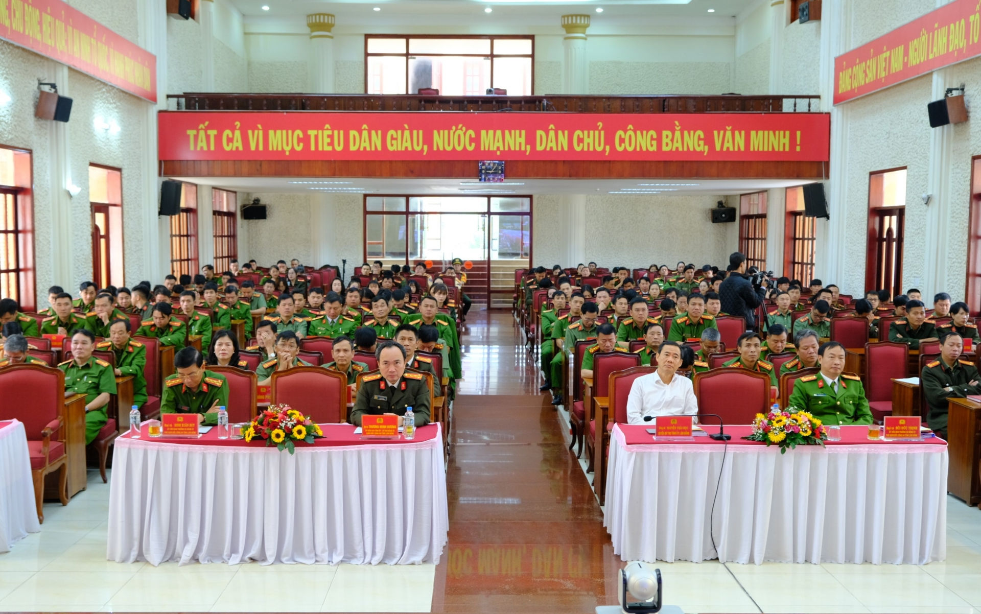 Các đại biểu tham dự tọa đàm tại điểm cầu Hội trường Công an tỉnh Lâm Đồng