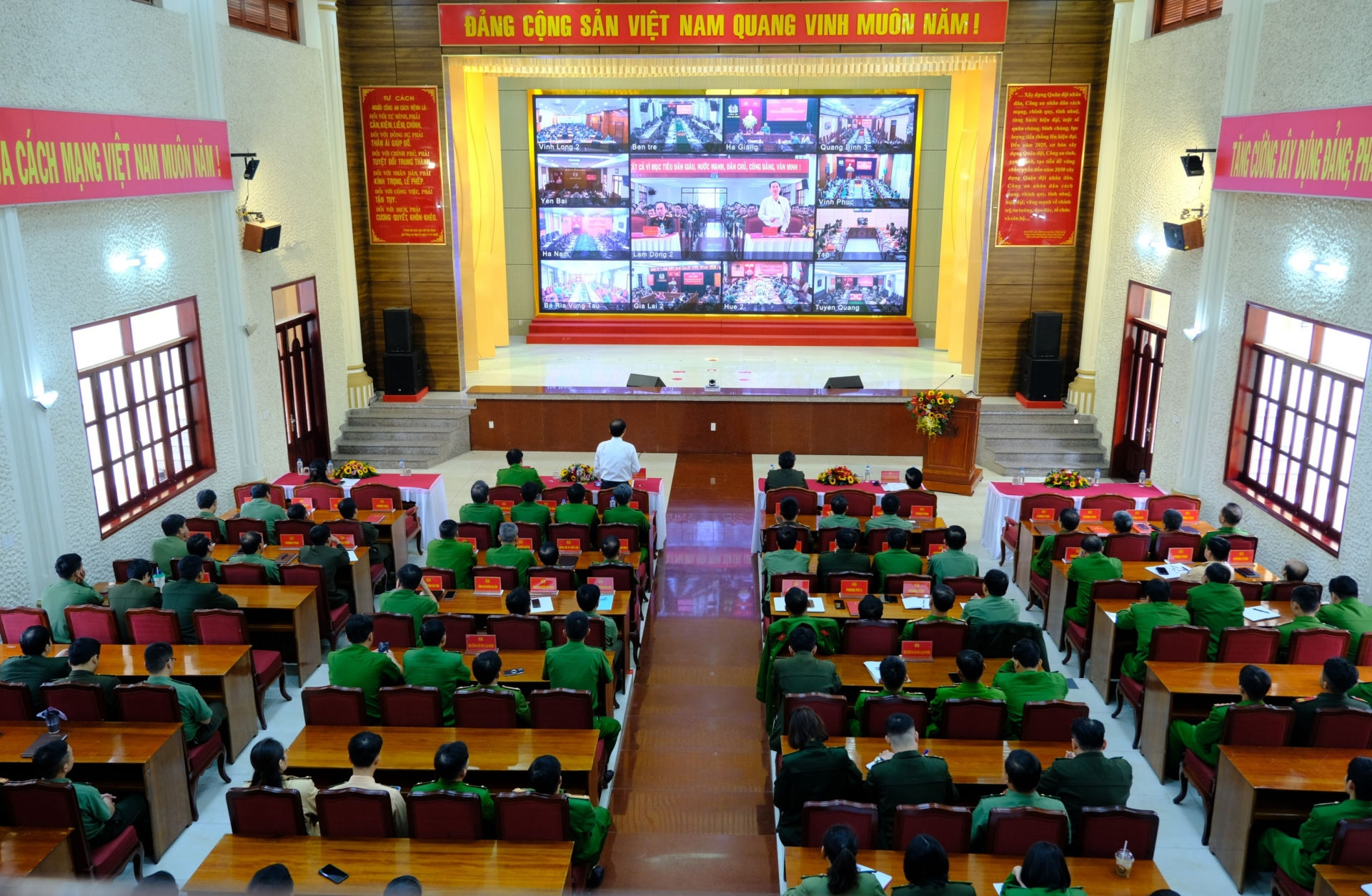 Quang cảnh buổi tọa đàm tại điểm cầu Hội trường Công an tỉnh Lâm Đồng