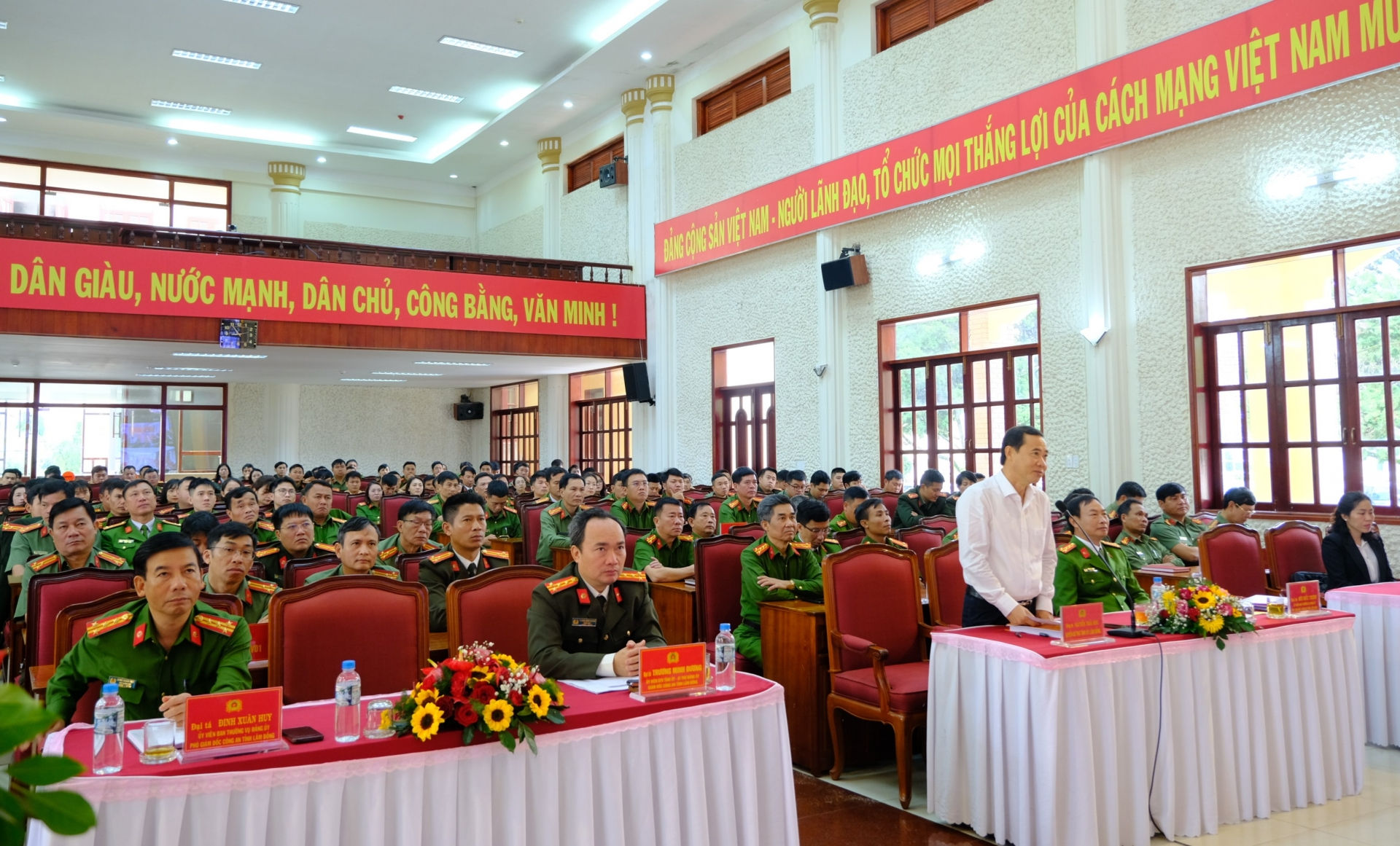 Các đại biểu tham dự tọa đàm tại điểm cầu Hội trường Công an tỉnh Lâm Đồng