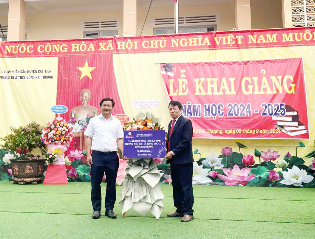 Ông Nguyễn Quang Vĩnh, Phó Bí thư Đảng ủy, Quyền Giám đốc Công ty Thủy điện Đồng Nai (áo trắng) trao học bổng giá trị 20 triệu đồng cho các em học sinh nghèo vượt khó tại trường TH và THCS Đồng Nai Thượng (huyện Cát Tiên, tỉnh Lâm Đồng)