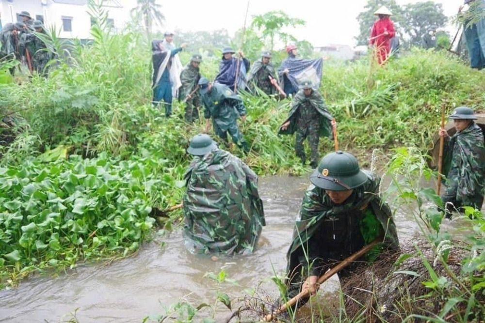 Trung đoàn 3 (Sư đoàn 324, Quân khu 4) điều động 500 cán bộ, chiến sĩ đến các xã trên địa bàn huyện Triệu Sơn (Thanh Hóa) giúp nhân dân phát quang đường làng ngõ xóm, nạo vét kênh mương, khơi thông cống rãnh…(Ảnh: TTXVN phát)