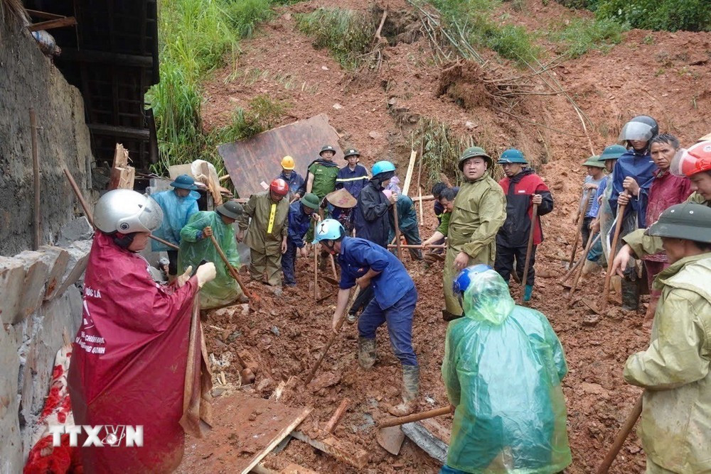 Lực lượng chức năng tổ chức cứu hộ, cứu nạn các nạn nhân trong vụ sạt lở đất ở huyện Bắc Hà, tỉnh Lào Cai. (Ảnh TTXVN phát)