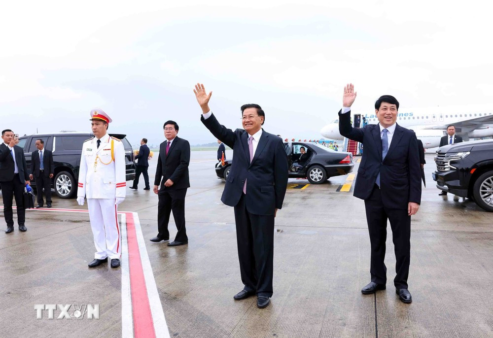 Tổng Bí thư, Chủ tịch nước Lào Thongloun Sisoulith và Phu nhân đến Hà Nội, bắt đầu thăm cấp Nhà nước tới Việt Nam. (Ảnh: Phạm Kiên/ TTXVN)