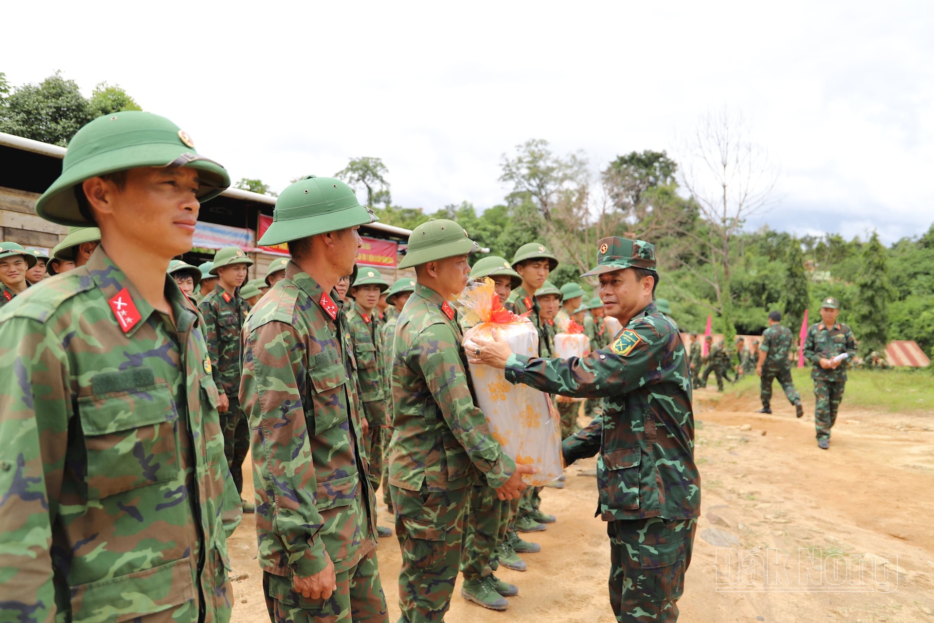 Đại tá Đỗ Nguyên Hoài, Phó Bí thư Thường trực ĐUQS, Chính ủy Bộ CHQS tỉnh thăm, động viên lực lượng dự bị động viên tham gia tập luyện các nội dung Diễn tập CH-TM 1 bên 3 cấp trên bản đồ và ngoài thực địa