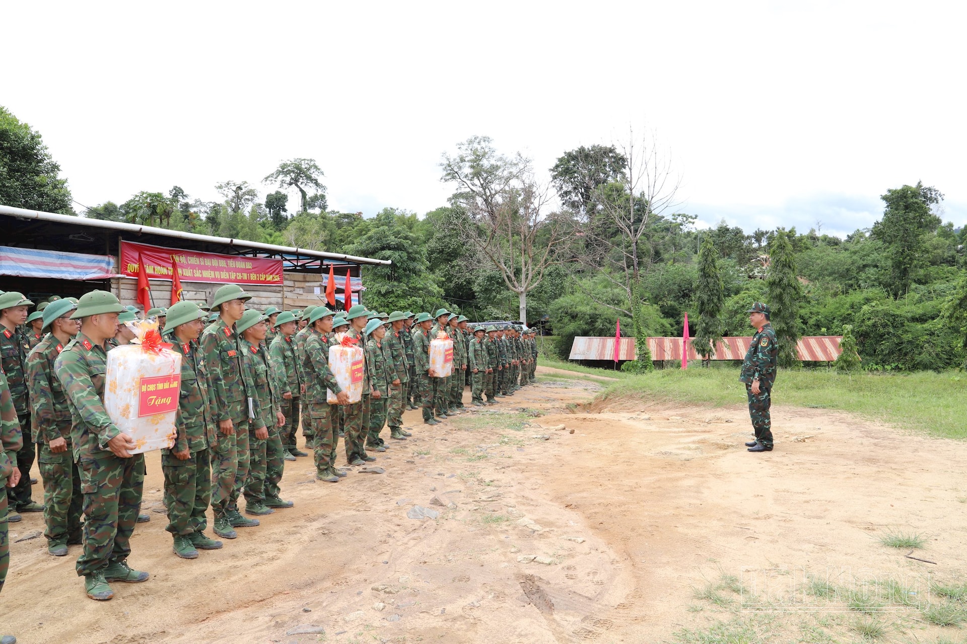 Đại tá Đinh Hồng Tiếng, UVBTV Tỉnh ủy, Chỉ huy Trưởng Bộ CHQS tỉnh động viên bộ đội tham gia huấn luyện, chuẩn bị diễn tập tại thao trường Đức Xuyên, huyện Krông Nô