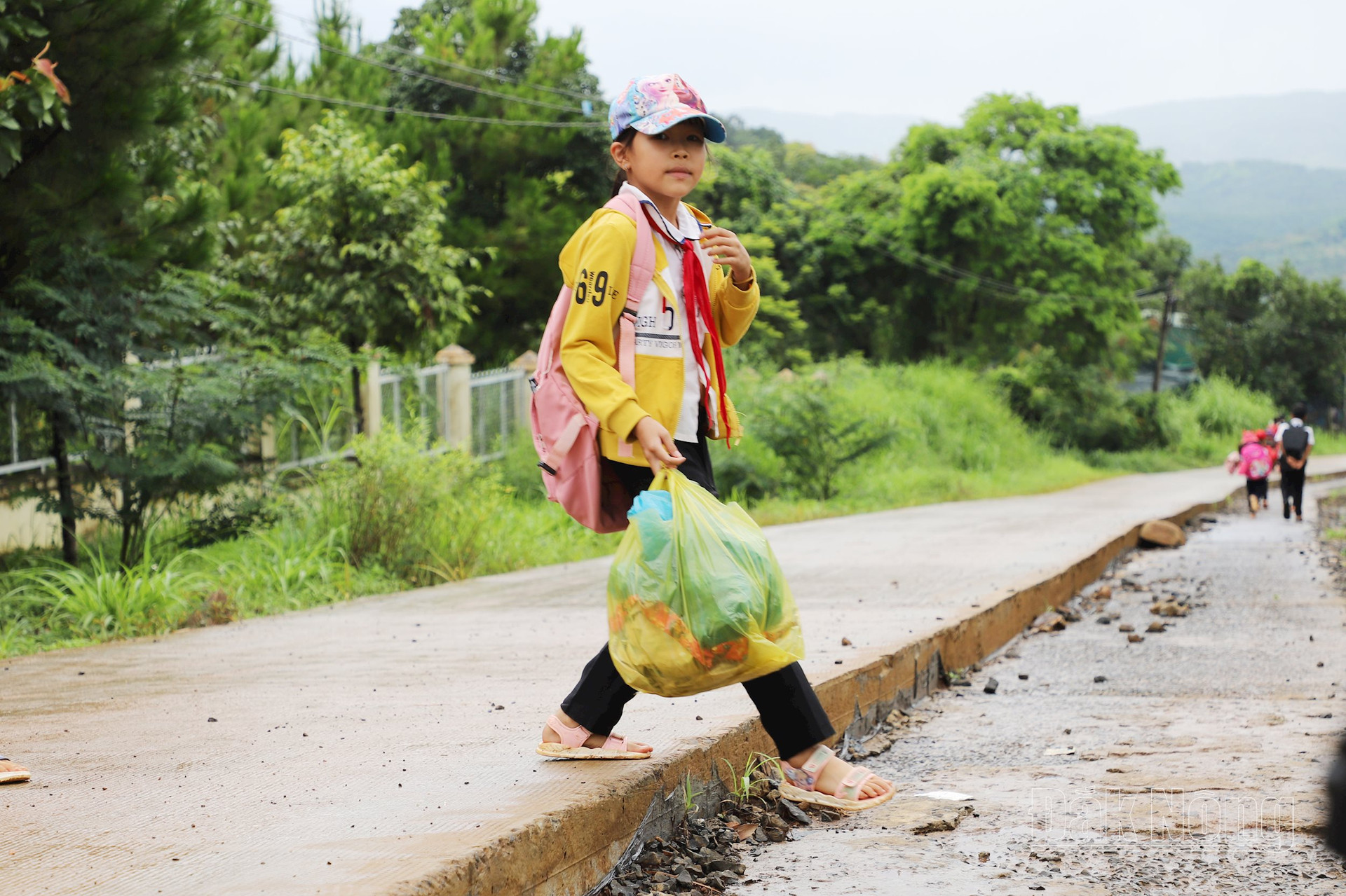 Do chưa được bố trí vốn, tuyến đường từ cầu Đắk Nguyên tới cầu Đắk Ngo (xã Đắk Ngo) chỉ làm được một nửa bên đường