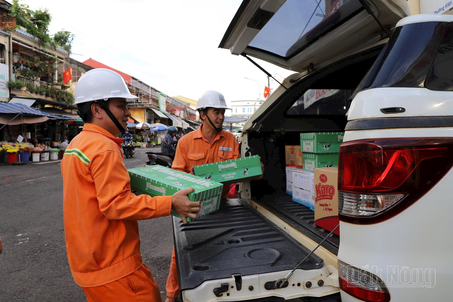 Mỗi phần quà tuy chưa thực sự lớn, nhưng gói trọn trong đó là tình cảm của người dân Đắk Nông đối với bà con chịu ảnh hưởng bởi cơn bão số 3 ở các tỉnh phía Bắc