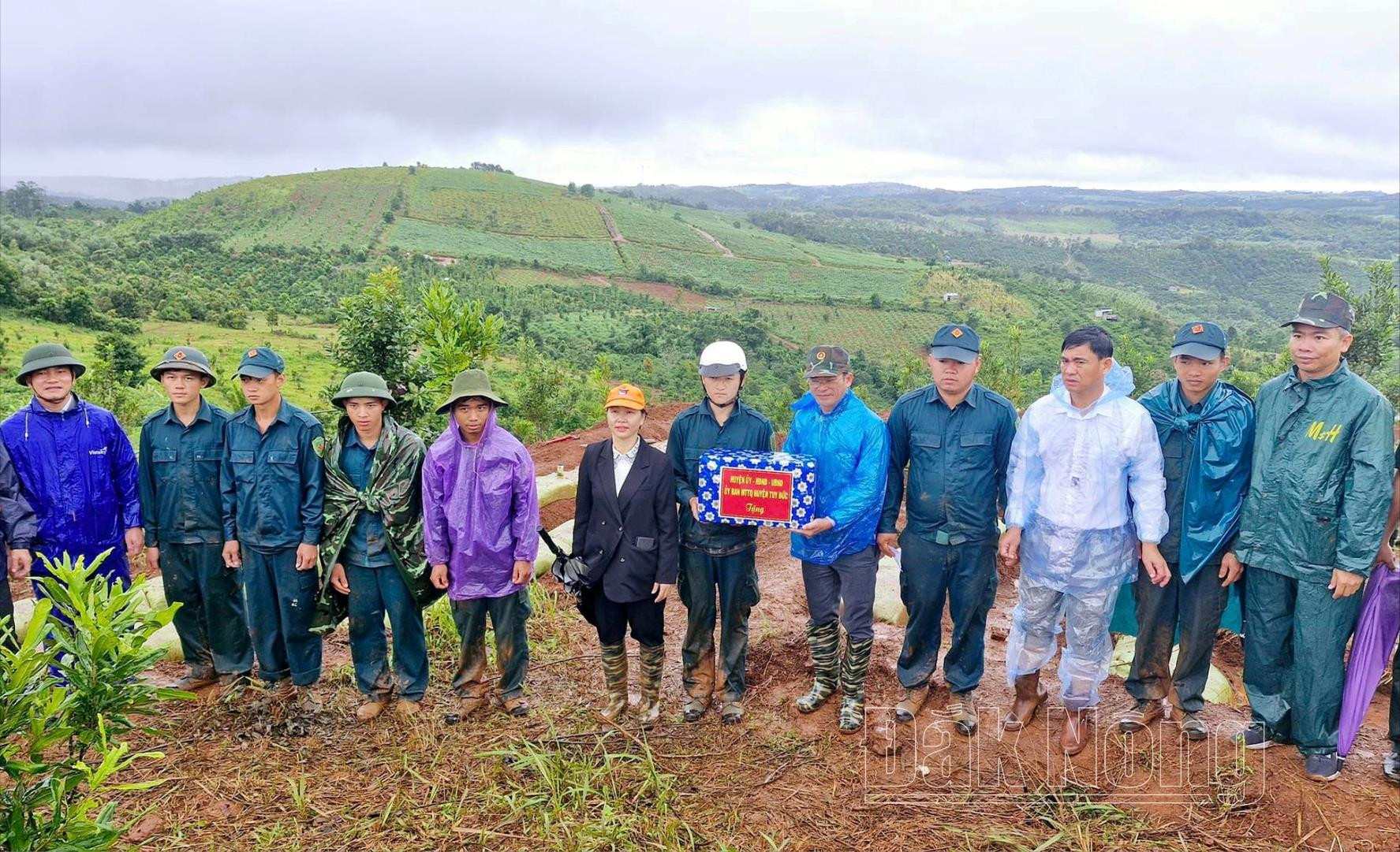 lanh-dao-huyen-tuy-duc-tham-luc-luong-tham-gia-dien-tap(1).jpg