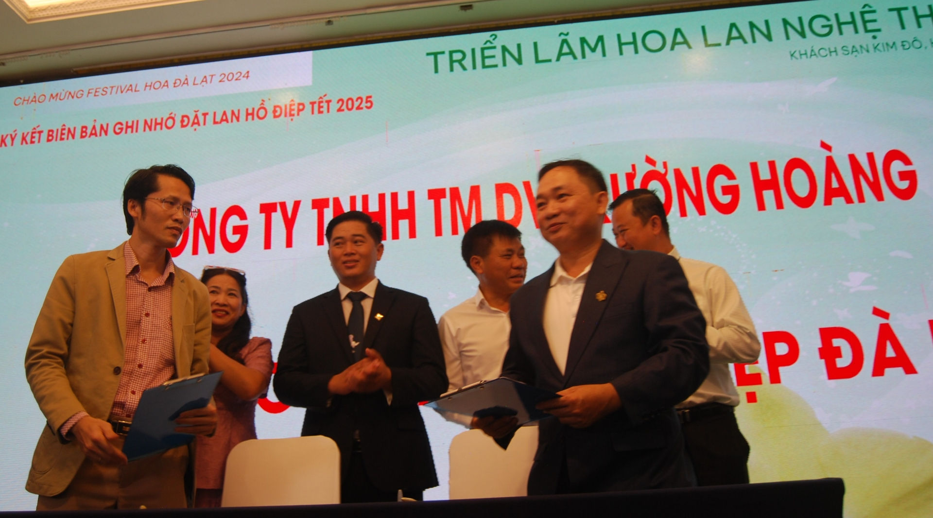 Ký kết các hợp đồng tiêu thụ hoa tết và hợp đồng ghi nhớ tiêu thụ định kỳ năm 2025 giữa doanh nghiệp Lâm Đồng với doanh nghiệp TPHCM