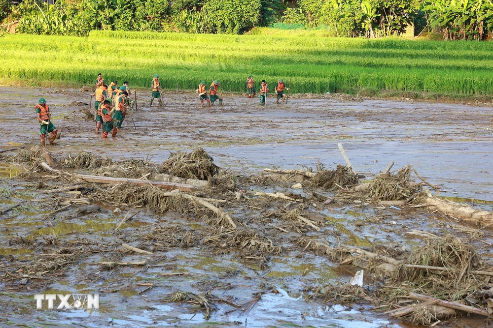 Lực lượng quân đội, công an triển khai tìm kiếm các nạn nhân mất tích do sạt lở đất tại làng Nủ, xã Phúc Khánh, huyện Bảo Yên. (Ảnh: Dương Giang/TTXVN)