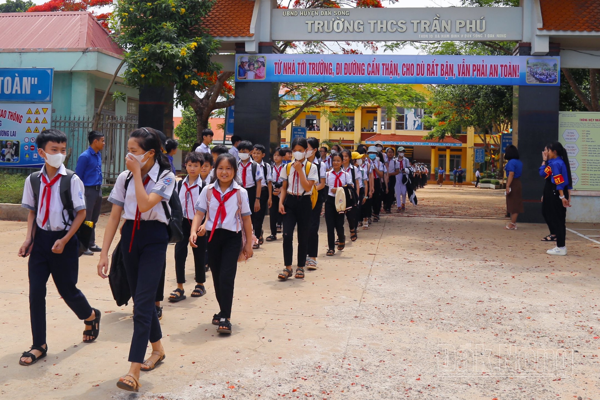 Đắk Nông đã triển khai nhiều giải pháp đảm bảo ATGT cho học sinh đến trường (Trong ảnh: Đội cờ đỏ Trường THCS Trần Phú, huyện Đắk Song hướng dẫn học sinh di chuyển ra khỏi cổng trường)