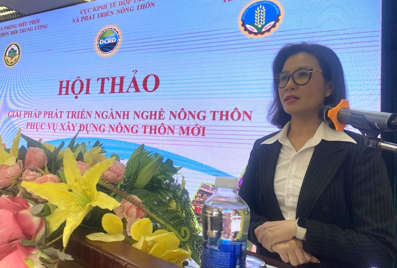 Bà Nguyễn Thi Hoàng Yến, Phó Cục trưởng Cục Kinh tế hợp tác và Phát triển nông thôn phát biểu khai mạc Hội thảo.jpg