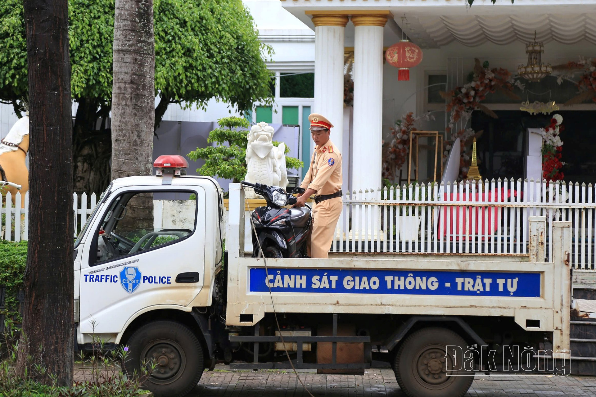 Lực lượng chức năng tạm giữ một số xe máy do học sinh Trường THPT Gia Nghĩa điều khiển (Ảnh: Lê Phước)