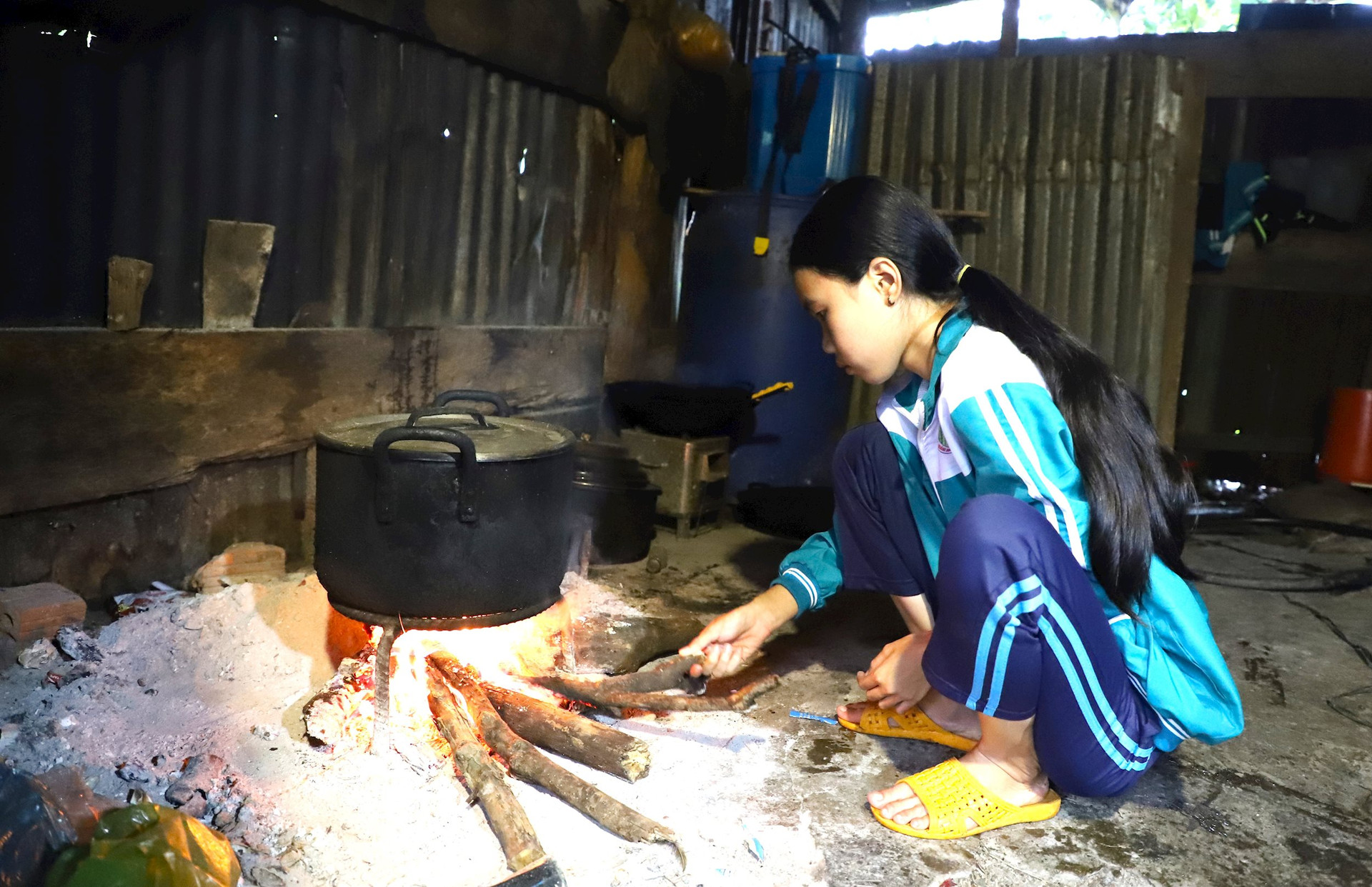 Thay mẹ lo cho các em từ miếng ăn