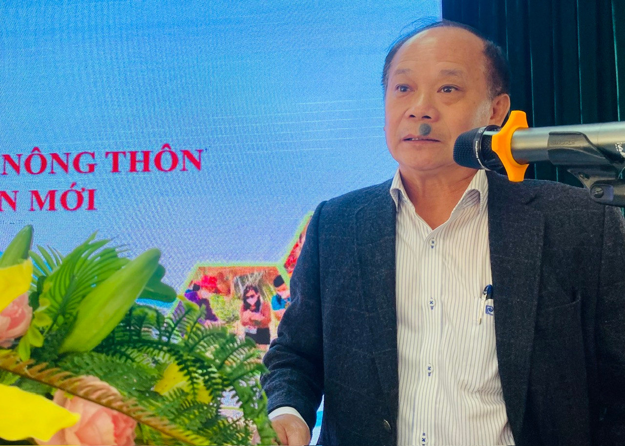 Ông Phạm Hưng, Chi cục trưởng Chi cục Phát triển nông thôn tỉnh trình bày tham luận bảo tồn và phát triển làng nghề nhằm góp phần hoàn thành tiêu chí thứ 13