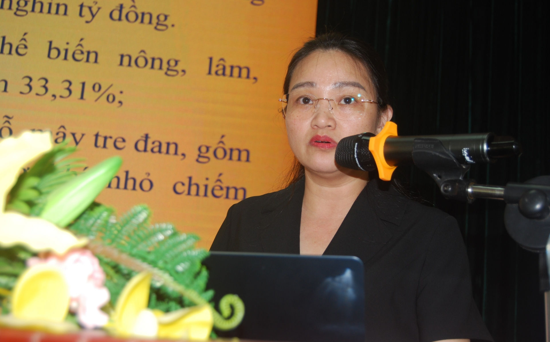 Bà Trần Thị Loan, Trưởng Phòng Ngành nghề nông thôn- Cục Kinh tế hợp tác và Phát triển nông thôn trình bày tổng quan về phát triển ngành nghề nông thôn, làng nghề gắn với xây dựng nông thôn mới