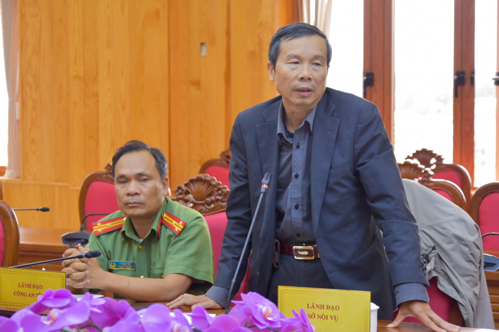 Đại diện lãnh đạo Sở Nội vụ trả lời câu hỏi của phóng viên 