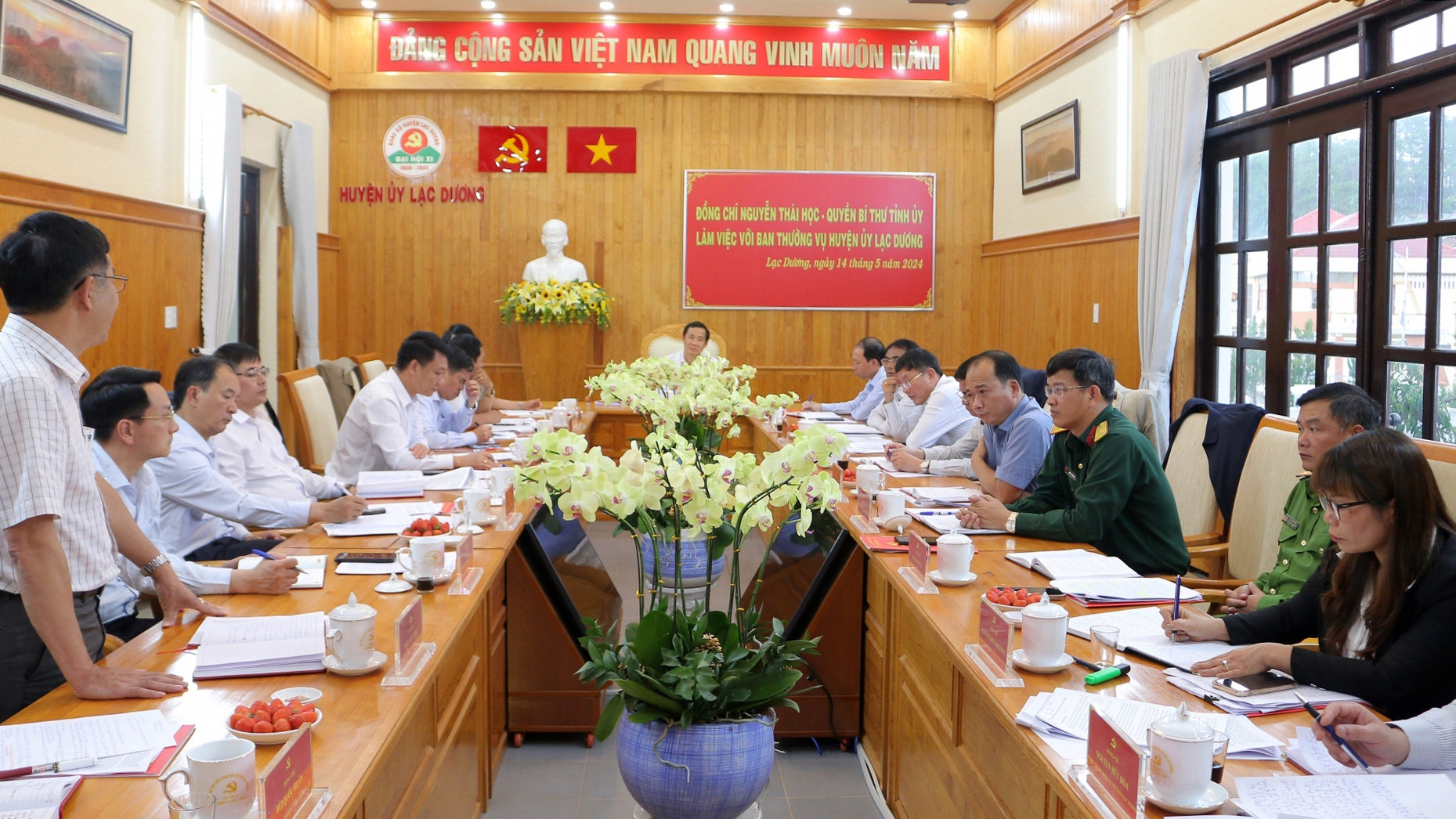 Trong buổi làm việc với huyện Lạc Dương, đồng chí Nguyễn Thái Học - Quyền Bí thư Tỉnh uỷ nhấn mạnh: Huyện uỷ Lạc Dươngcần quan tâm, chăm lo, chú trọng nâng cao chất lượng đảng viên, chất lượng tổ chức cơ sở đảng; chăm lo đội ngũ cán bộvì đây là điều kiện tiên quyết để xây dựng Đảng bộ trong sạch, vững mạnh. Ảnh: T. Hương