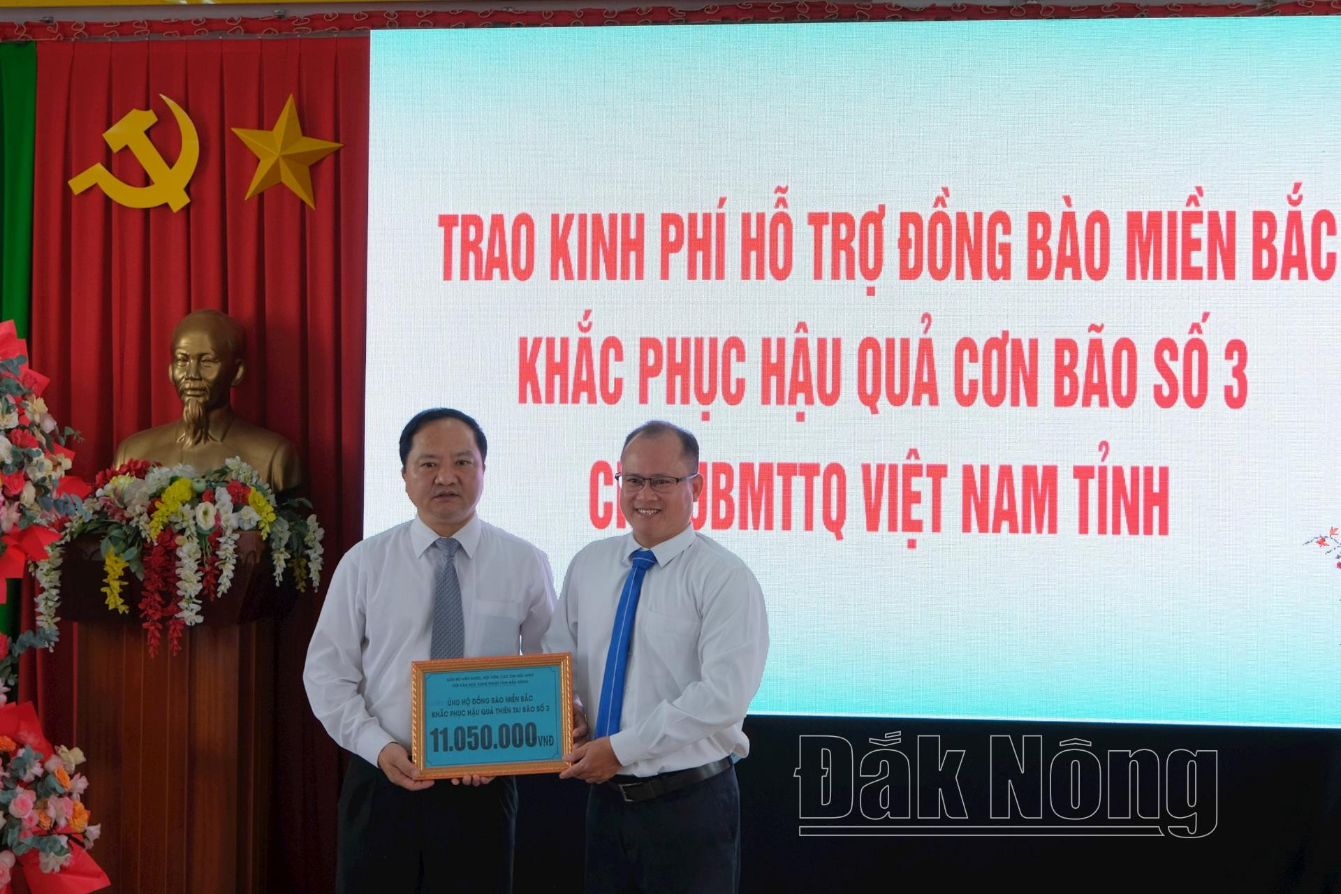 Đại diện Hội Văn học Nghệ thuật tỉnh gửi lại số tiền quyên góp tới đại diện Ủy ban MTTQ tỉnh để ủng hộ Nhân dân các tỉnh phía Bắc khắc phục hậu quả cơ bão số 3