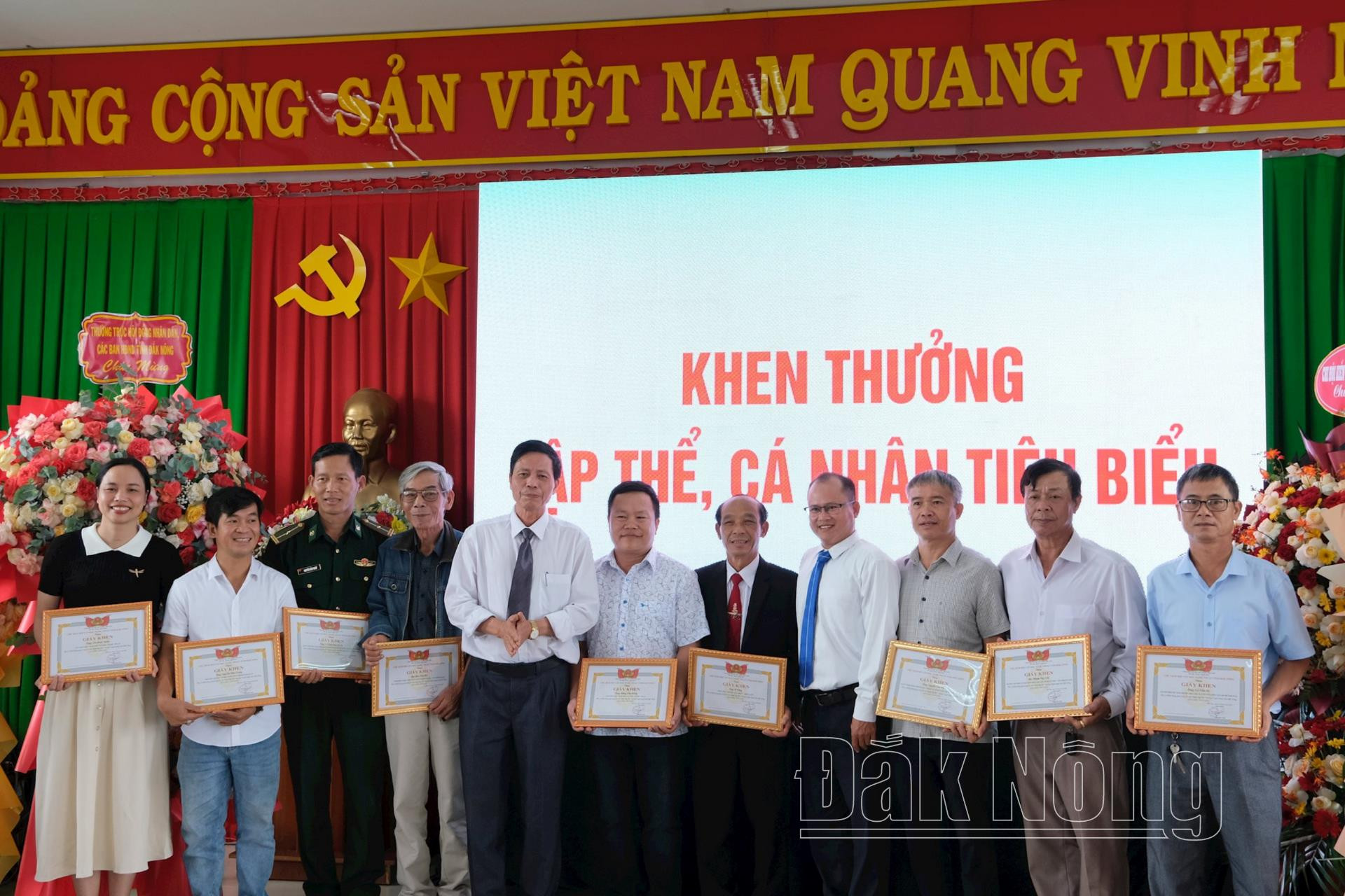 Hội VHNT tỉnh trao tặng giấy khen cho các cá nhân đã có thành tích xuất sắc, đóng góp cho công tác Hội và sự nghiệp văn học nghệ thuật của tỉnh