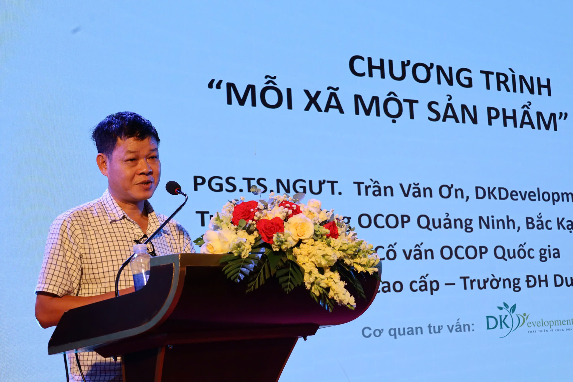 PGS.TS Trần Văn Ơn, chuyên gia Chương trình OCOP Quốc gia truyền đạt tại hội nghị