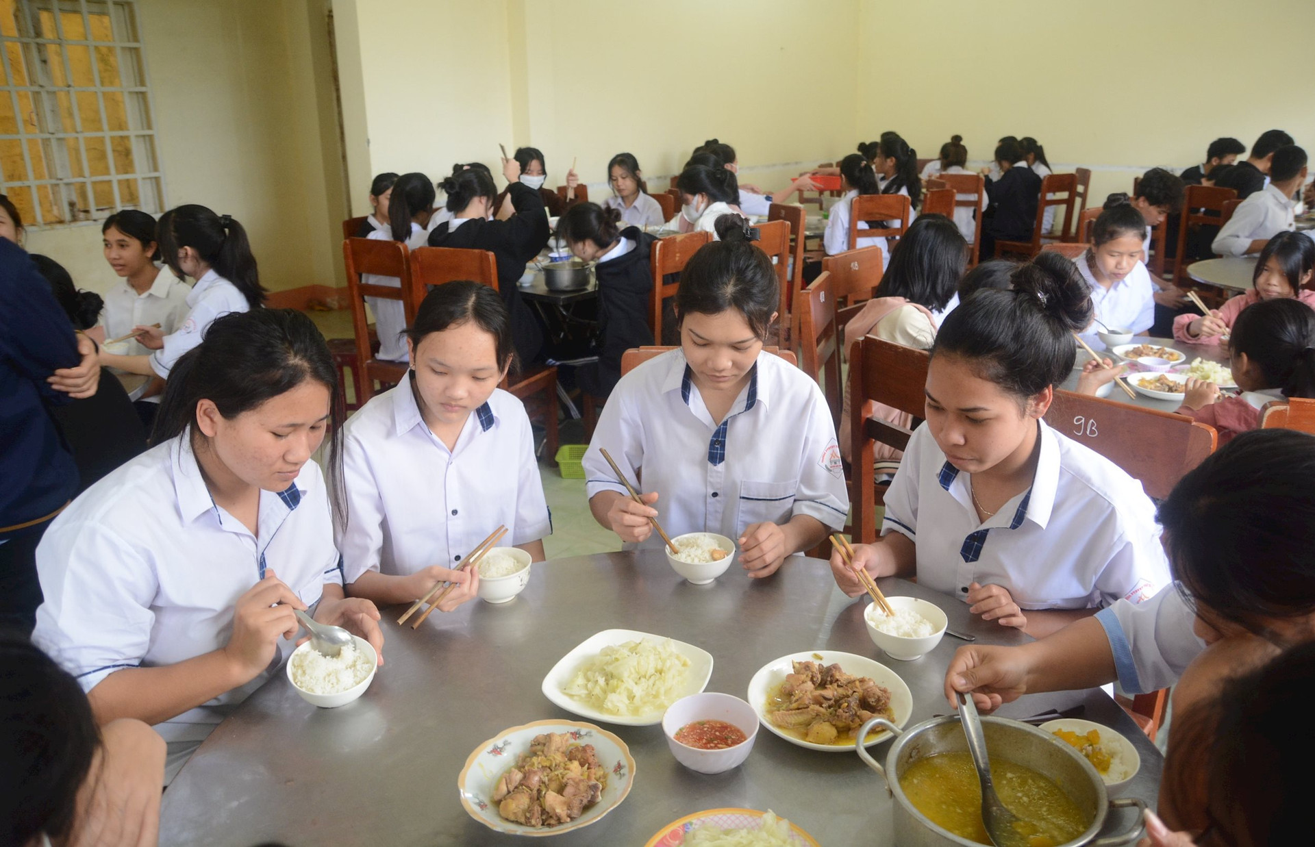 Nhằm bảo đảm vệ sinh an toàn thực phẩm, bếp ăn các trường PTDT nội trú và PTDT bán trú được xây dựng theo quy chuẩn bếp ăn một chiều, với đầy đủ trang thiết bị