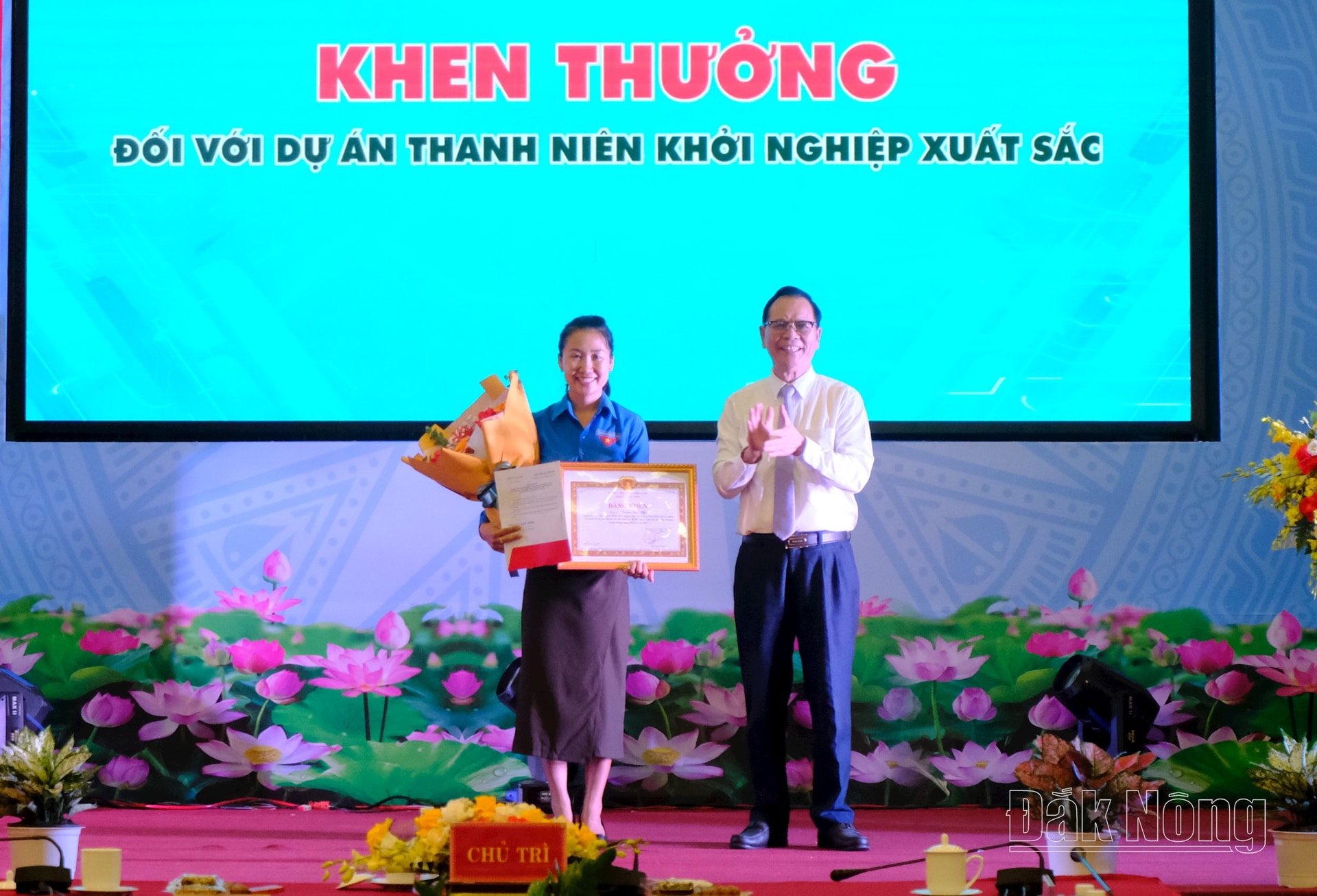 thanh niên khơi nghiệp