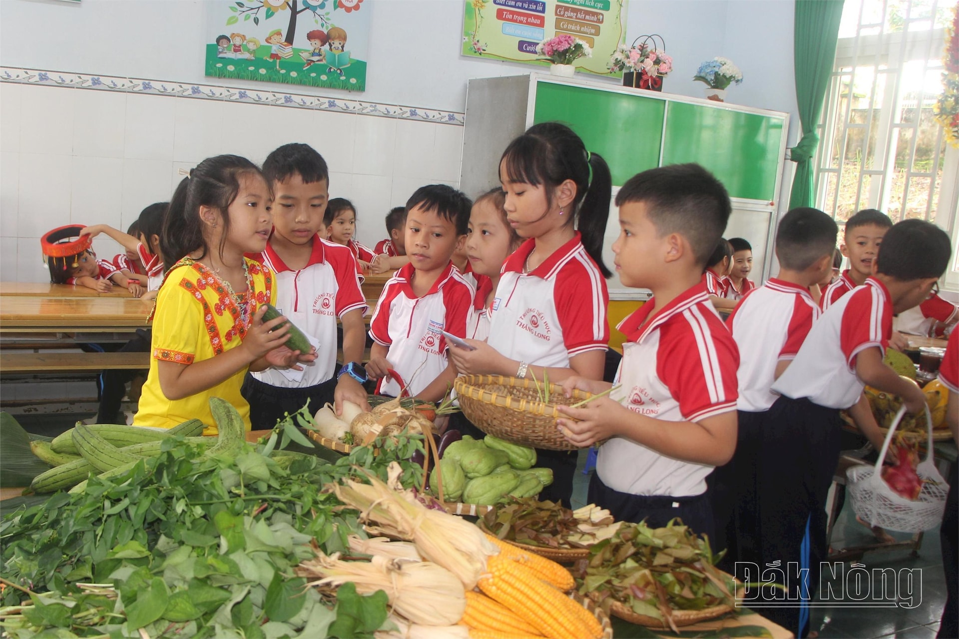 Học sinh đóng vai người bán và người mua để trải nghiệm hoạt động mua bán 