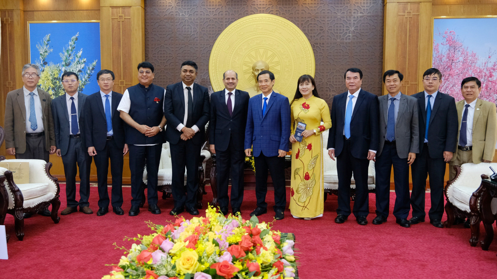 Các đại biểu chụp hình lưu niệm