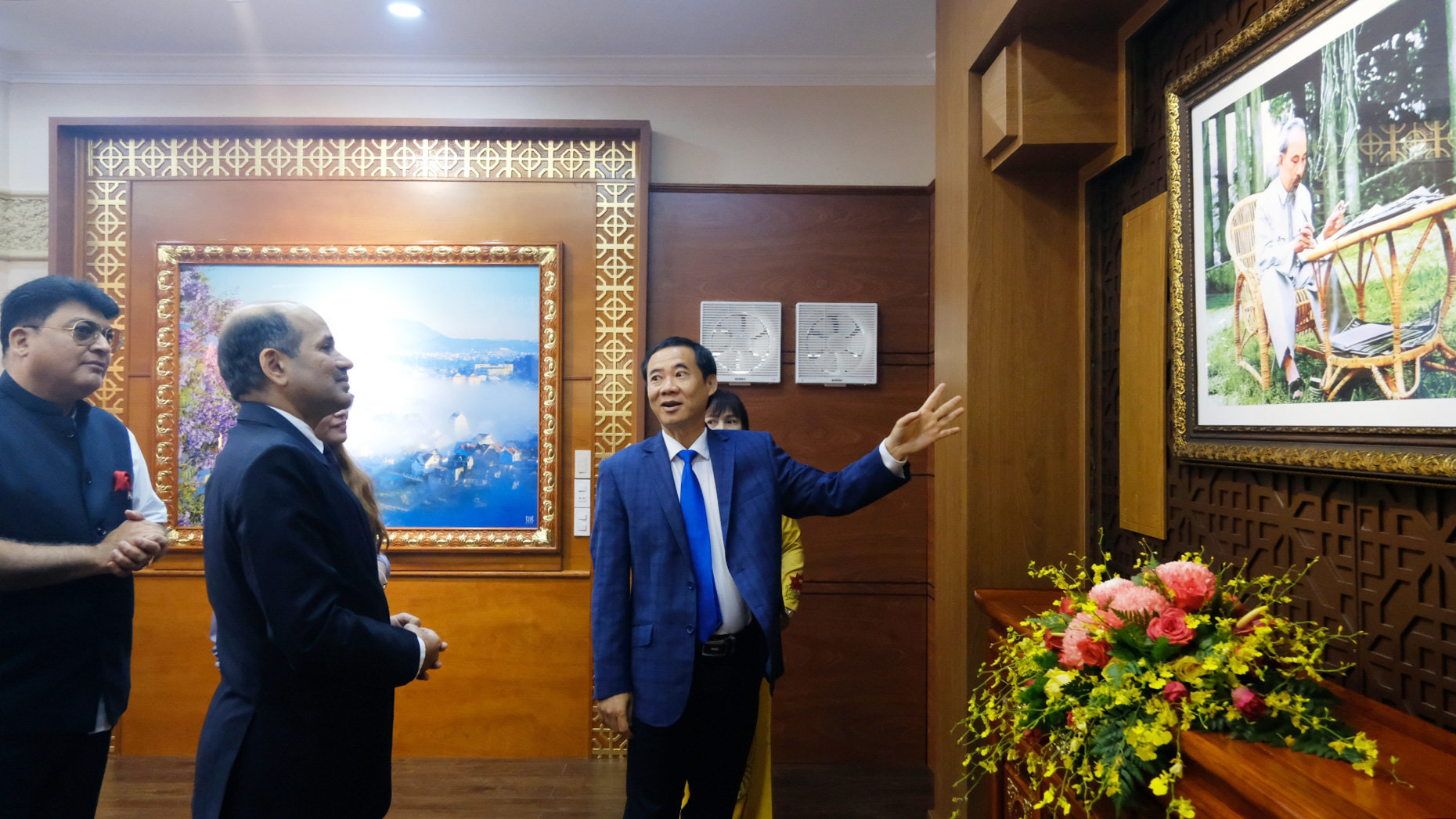 Đồng chí Nguyễn Thái Học - Quyền Bí thư Tỉnh ủy giới thiệu tới ngài Sandeep Arya - Đại sứ Ấn Độ tại Việt Nam và các cộng sự về phòng thờ Bác Hồ ở Văn phòng Tỉnh ủy Lâm Đồng