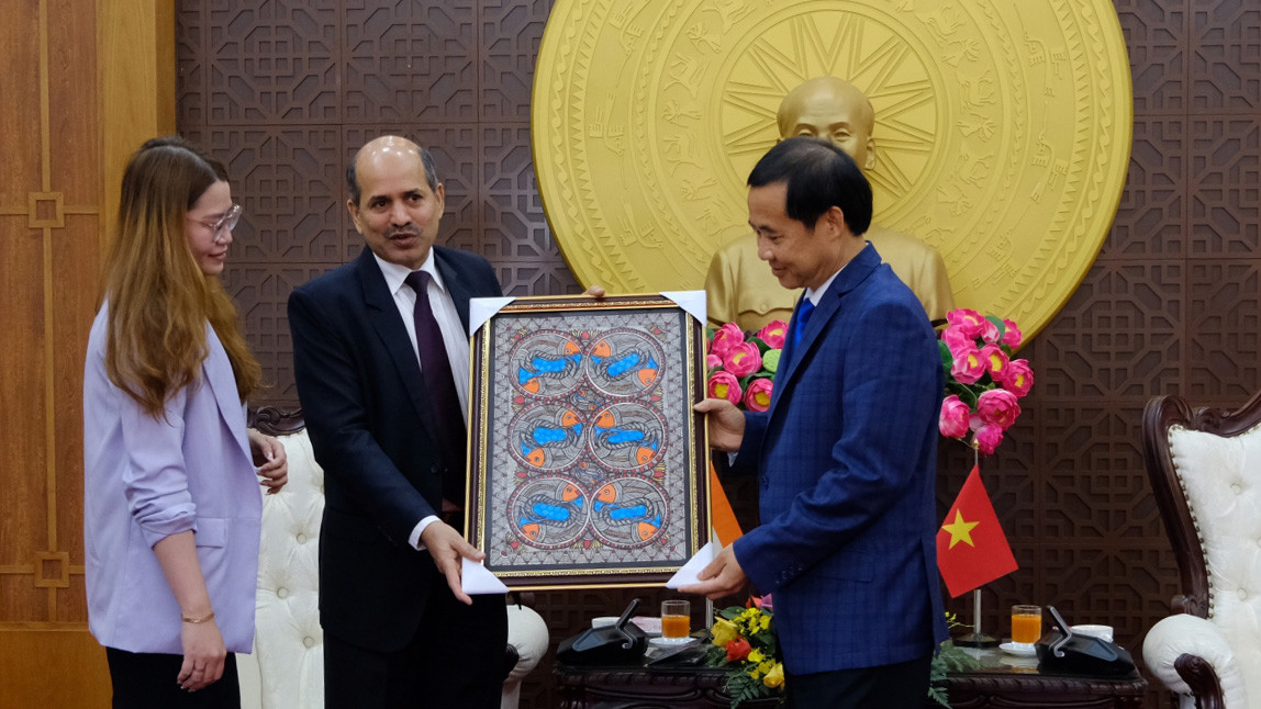 Ngài Sandeep Arya - Đại sứ Ấn Độ tại Việt Nam tặng quà đồng chí Nguyễn Thái Học - Quyền Bí thư Tỉnh ủy Lâm Đồng