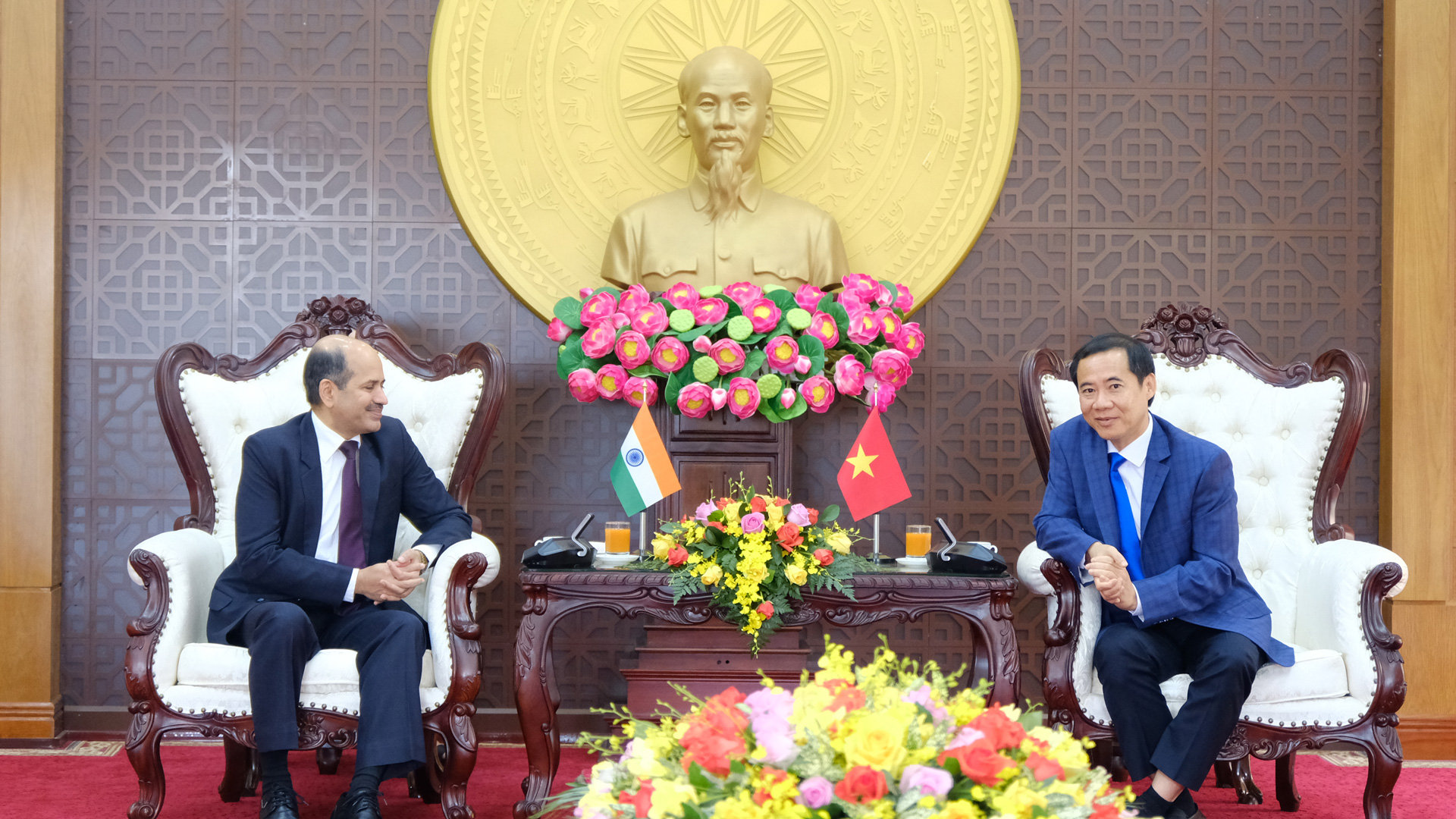 Đồng chí Nguyễn Thái Học - Quyền Bí thư Tỉnh ủy tiếp xã giao ngài Sandeep Arya - Đại sứ Ấn Độ tại Việt Nam
