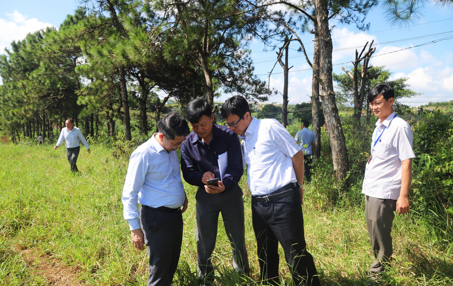Chủ tịch UBND TP Bảo Lộc Ngô Văn Ninh và các cơ quan chức năng địa phương kiểm tra bản đồ ranh mốc giải phóng mặt bằng cao tốc Tân Phú - Bảo Lộc trên thực địa tại xã Đam Bri