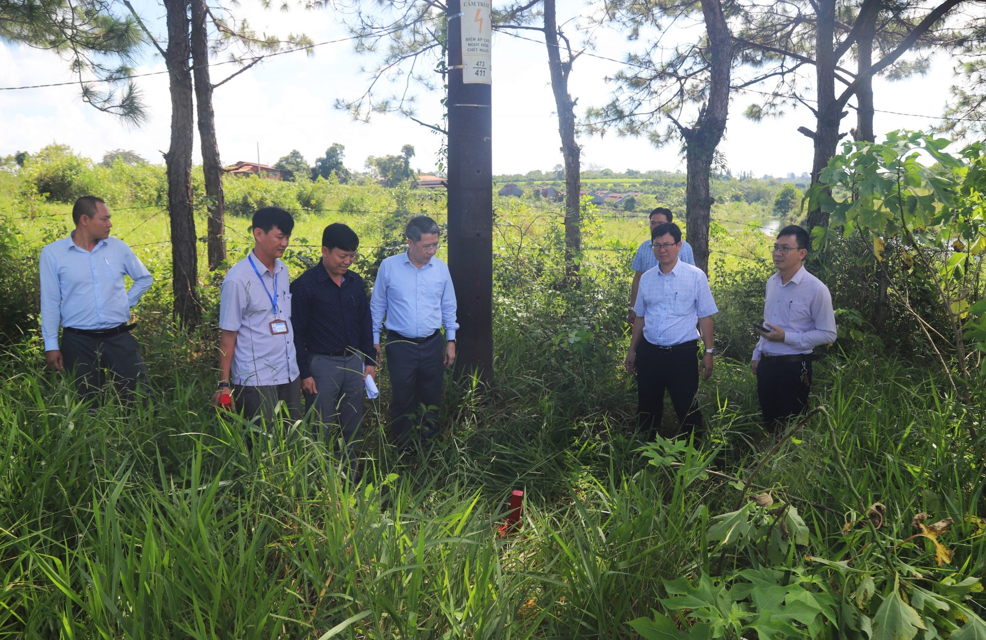 Chủ tịch UBND TP Bảo Lộc Ngô Văn Ninh kiểm tra thực địa mốc ranh giới tại nút giao cao tốc Tân Phú - Bảo Lộc với đường Lý Thái Tổ thuộc địa bàn xã Đam Bri