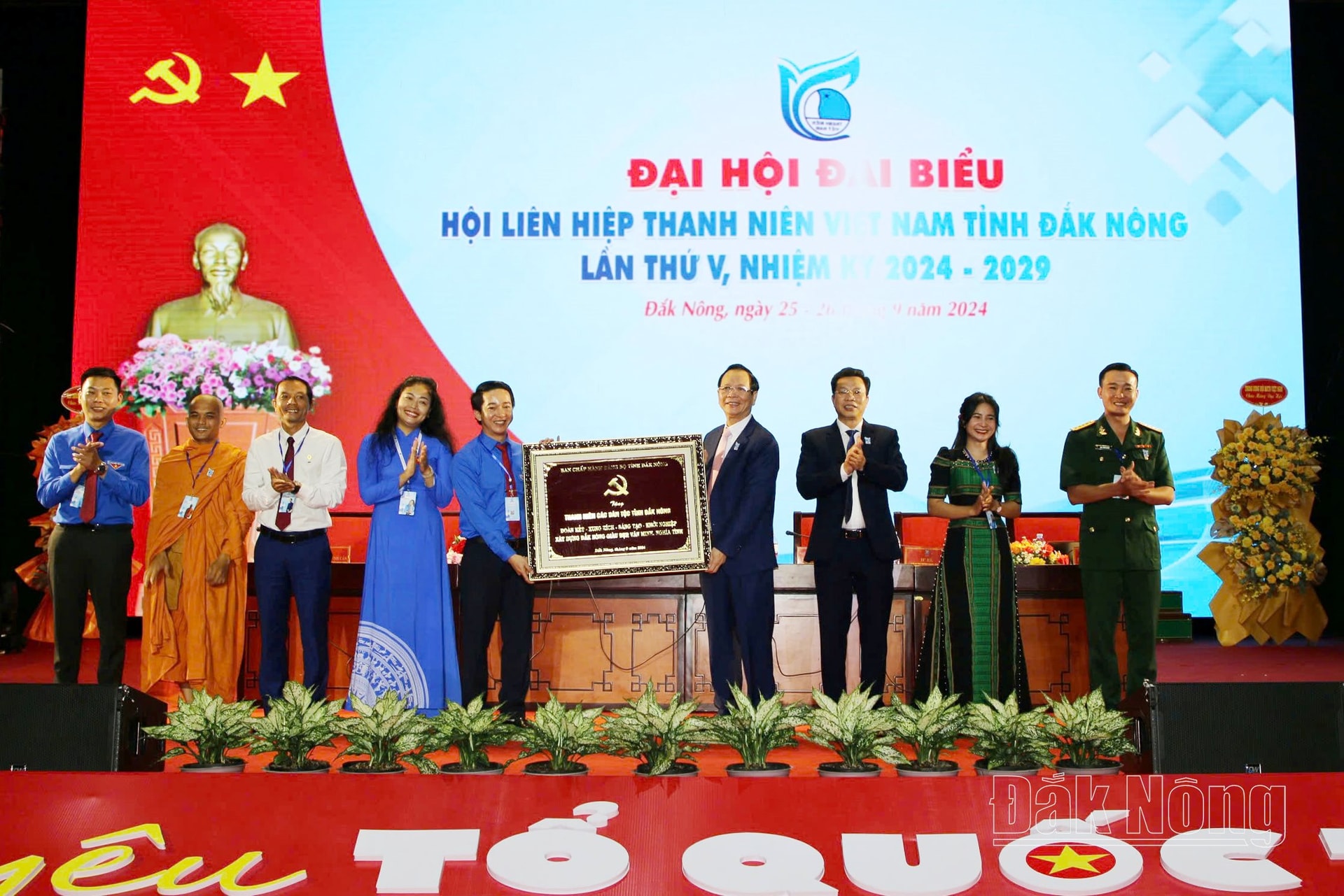 Các đồng chí Ngô Thanh Danh, Bí thư Tỉnh ủy, Trưởng Đoàn ĐBQH tỉnh; Lưu Văn Trung, Phó Bí thư Thường trực Tỉnh ủy, Chủ tịch HĐND tỉnh Đắk Nông tặng đại hội bức trướng mang dòng chữ: 