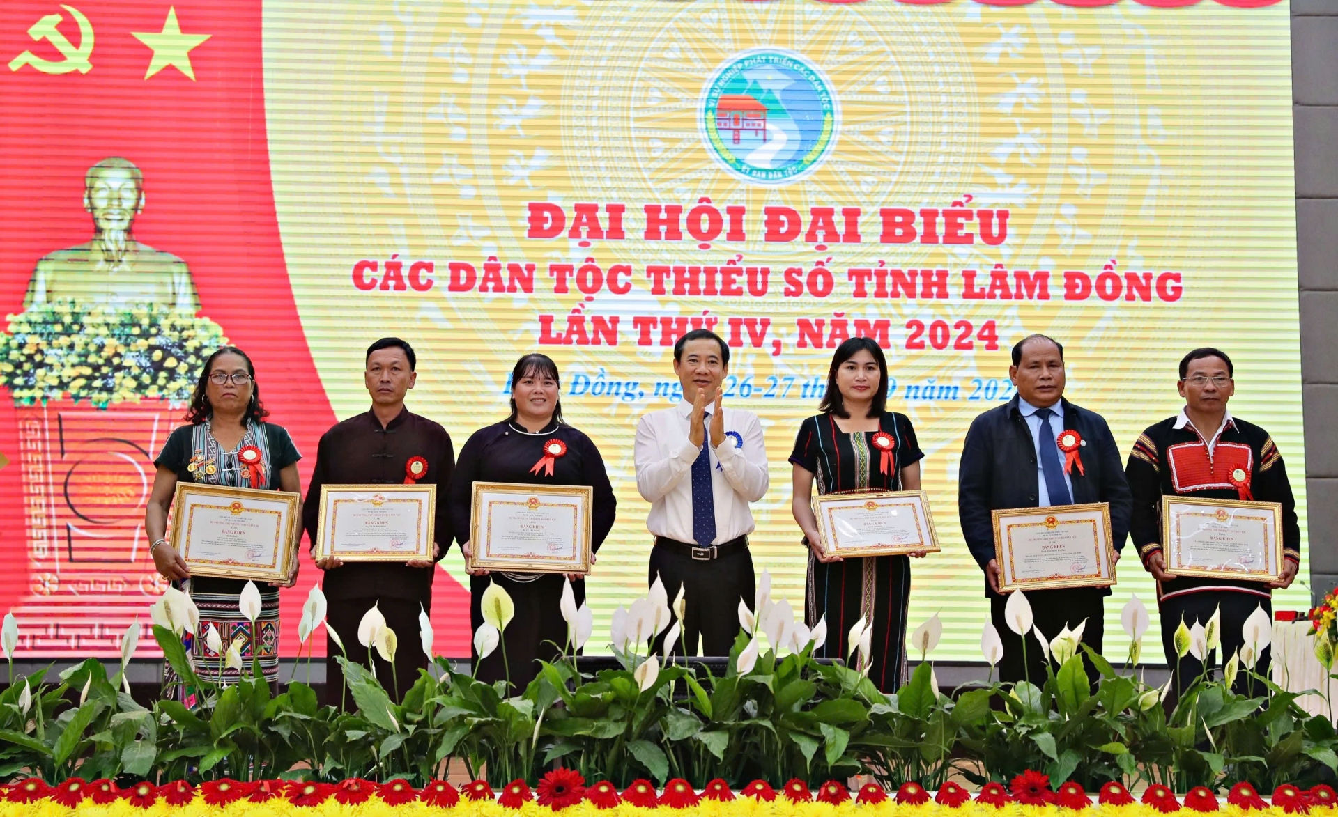 Trao Bằng khen của Bộ trưởng, Chủ nhiệm Ủy ban Dân tộc cho 1 tập thể có thành tích xuất sắc trong công tác dân tộc 