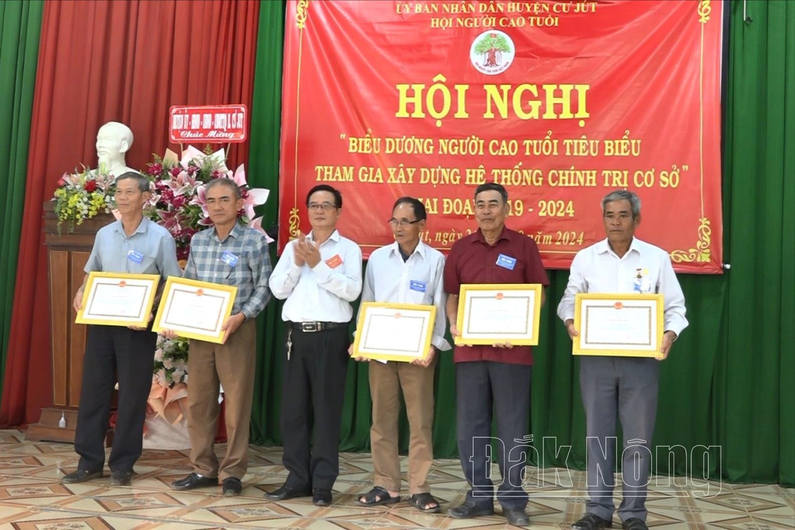 ubnd-huyen-cu-jut-da-bieu-duong-khen-thuong-cac-ca-nhan-tieu-bieu-trong-phong-trao-nct-tham-gia-xay-dung-he-thong-chinh-tri-co-so-giai-doan-2019-2024(1).jpg