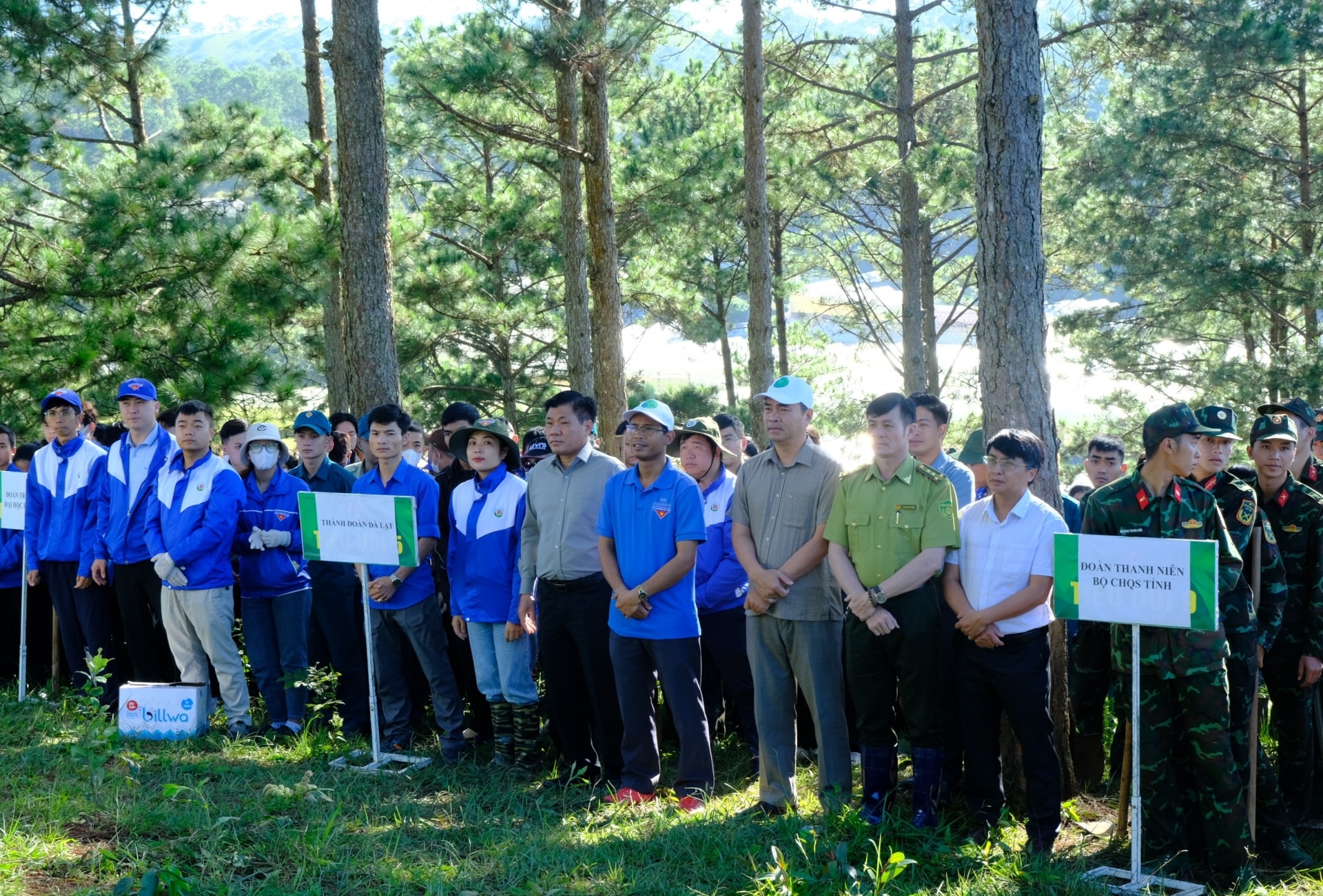 Các đại biểu cùng hơn 500 đoàn viên, thanh niên trên địa bàn TP Đà Lạt tham gia lễ phát động