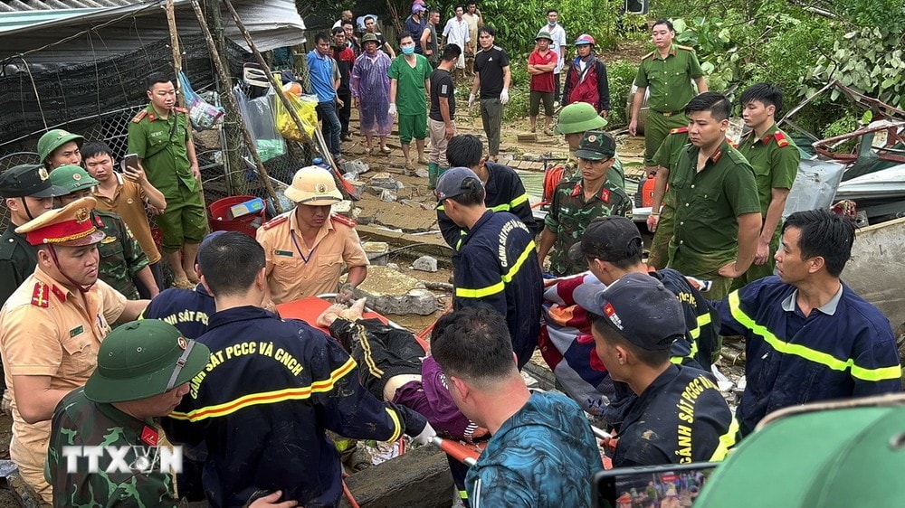 Cán bộ, chiến sỹ Công an và Quân đội tỉnh Hà Giang khẩn trương giúp người dân xã Việt Vinh, huyện Bắc Quang khắc phục hậu quả thiên tai và tìm kiếm cứu nạn. (Ảnh: TTXVN phát)