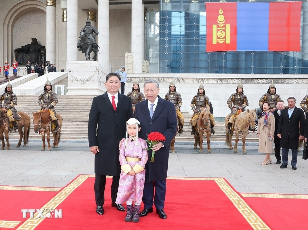 Tổng Bí thư, Chủ tịch nước Tô Lâm và Tổng thống Mông Cổ Ukhnaagiin Khurelsukh chụp ảnh chung tại Lễ đón. (Ảnh: Trí Dũng/TTXVN)