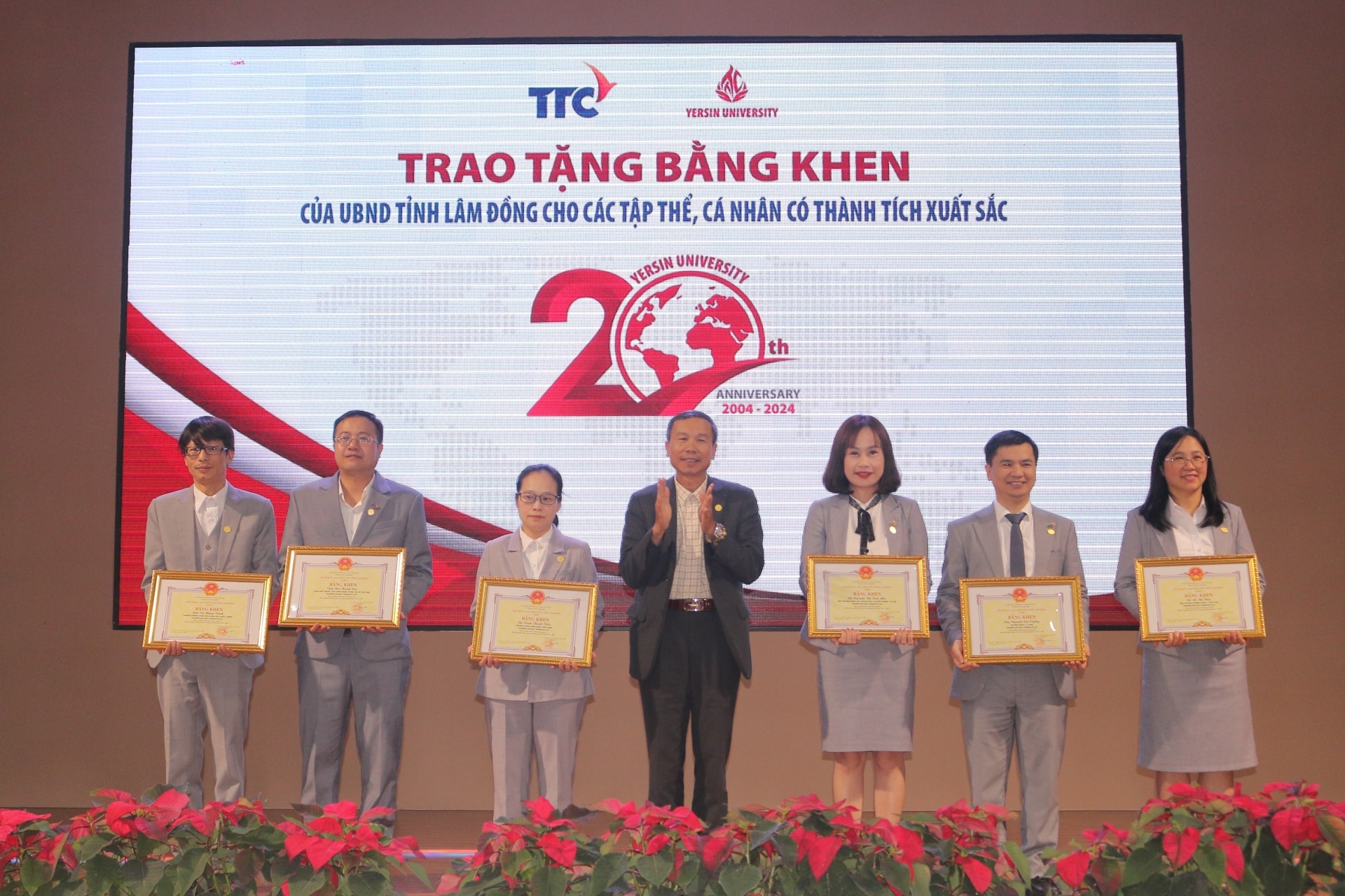 Trao bằng khen của UBND tỉnh Lâm Đồng cho các tập thể và cá nhân