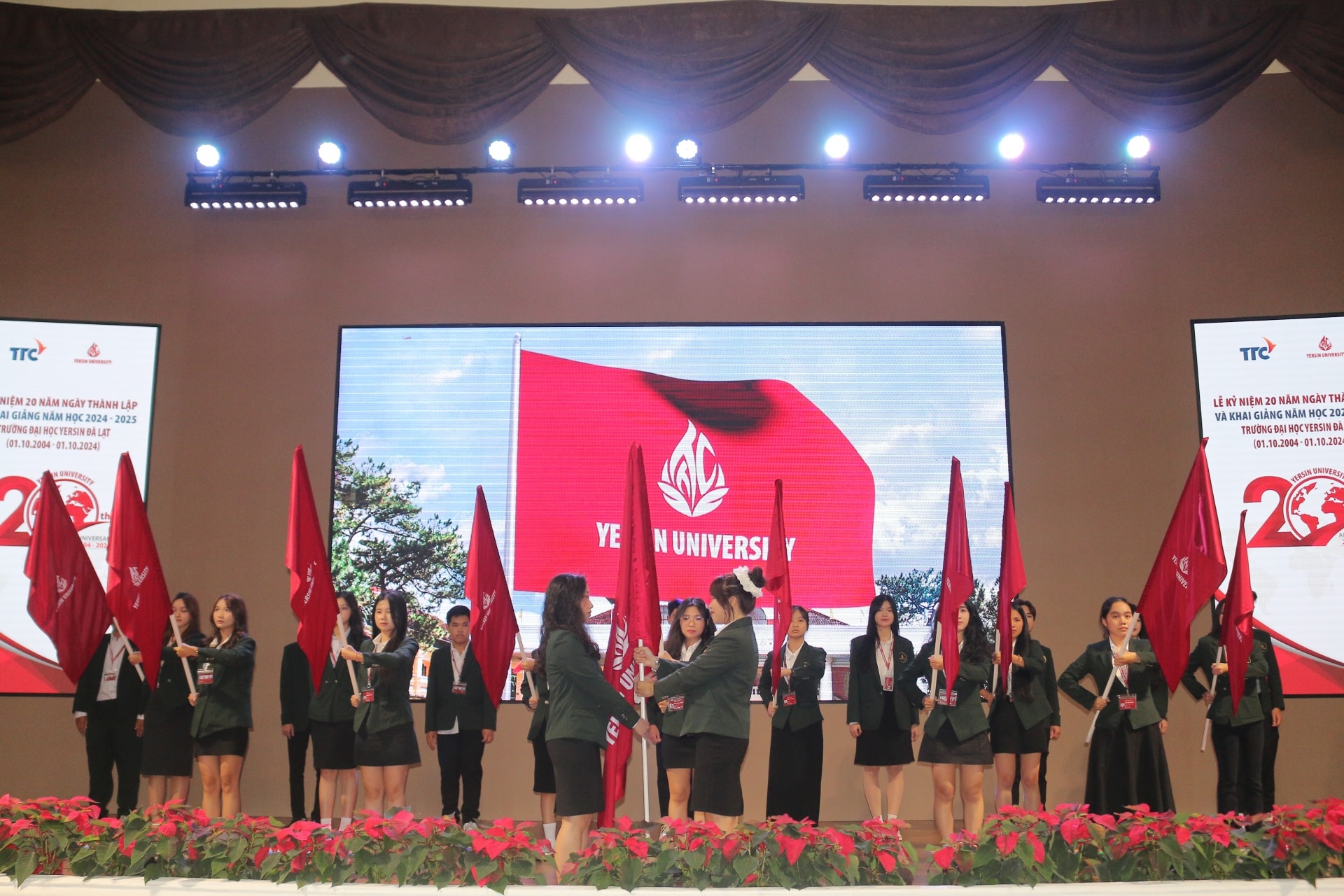 nghi thức trao cờ truyền thốngsinh viên khóa trước cho các bạn tân sinh viên