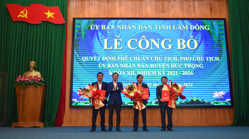Đồng chí Trần Trung Hiếu - Bí thư Huyện ủy Đức Trọng, tặng hoa chúc mừng
