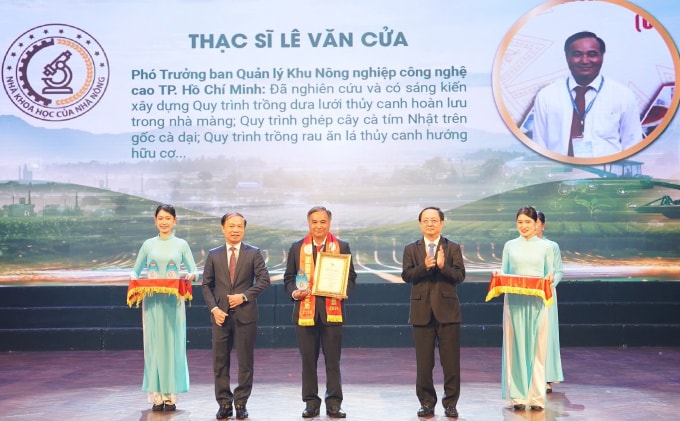 Bộ trưởng Khoa học và Công nghệ Huỳnh Thành Đạt (bên phải) trao giấy chứng nhận và biểu trưng cho tác giả tại Lễ tôn vinh. Ảnh: BTC