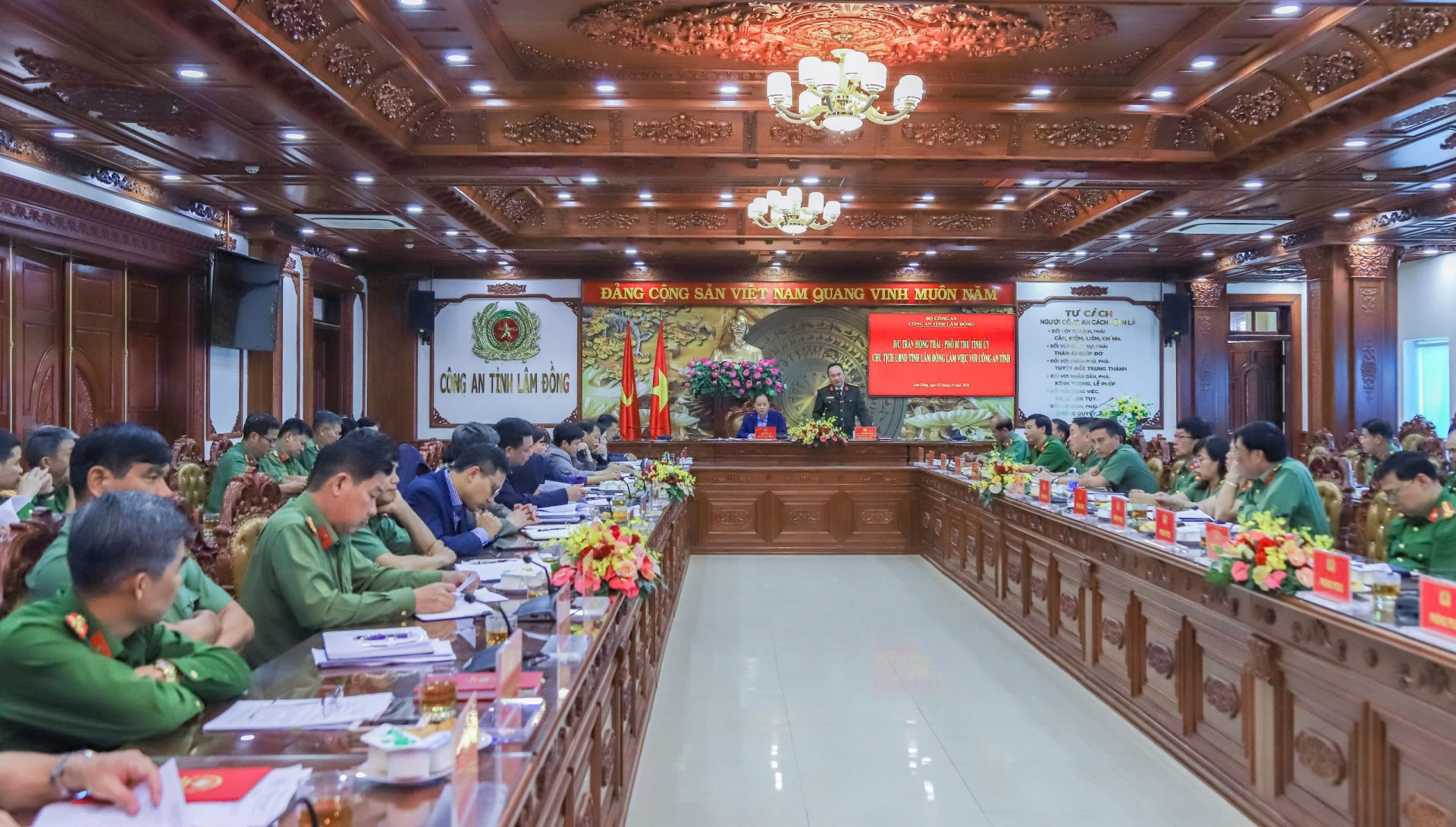 Quang cảnh buổi làm việc