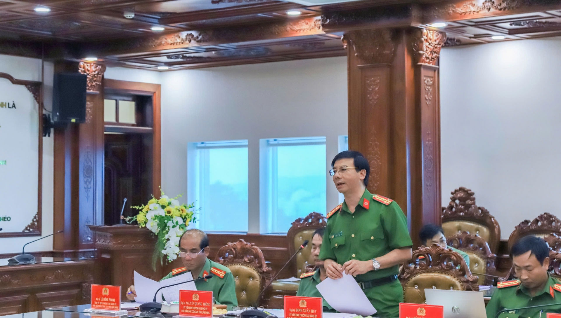Đại tá Đinh Xuân Huy - Phó Giám đốc Công an tỉnh thảo luận về công tác phối hợp giữa Công an - Các Sở, ngành trong công tác điều tra