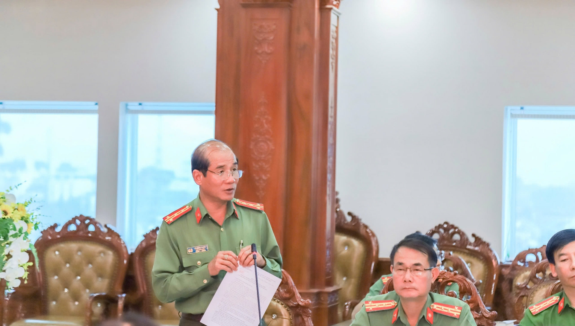 Đại tá Lê Hồng Phong - Phó Giám đốc Công an tỉnh thông qua báo cáo 9 tháng các mặt Công tác Công an và tham gia thảo luận các mặt công tác Xây dựng lực lượng, hậu cần, kỹ thuật