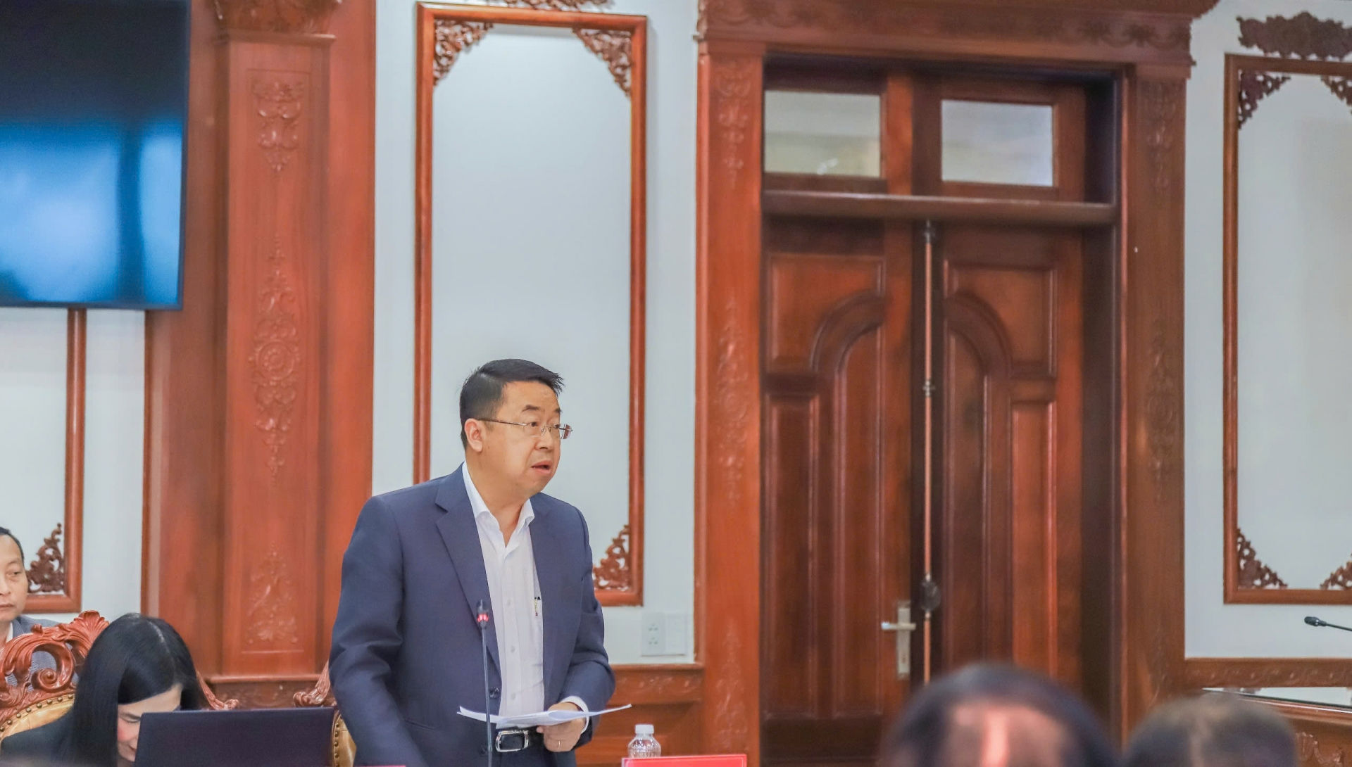 Đồng chí Tôn Thiện San - Giám Sở Kế hoạch đầu tư thảo luận về các dự án đầu tư cơ sở vật chất trong CAND và công tác phối hợp quản lý về ANTT trên lĩnh vực có liên quan.