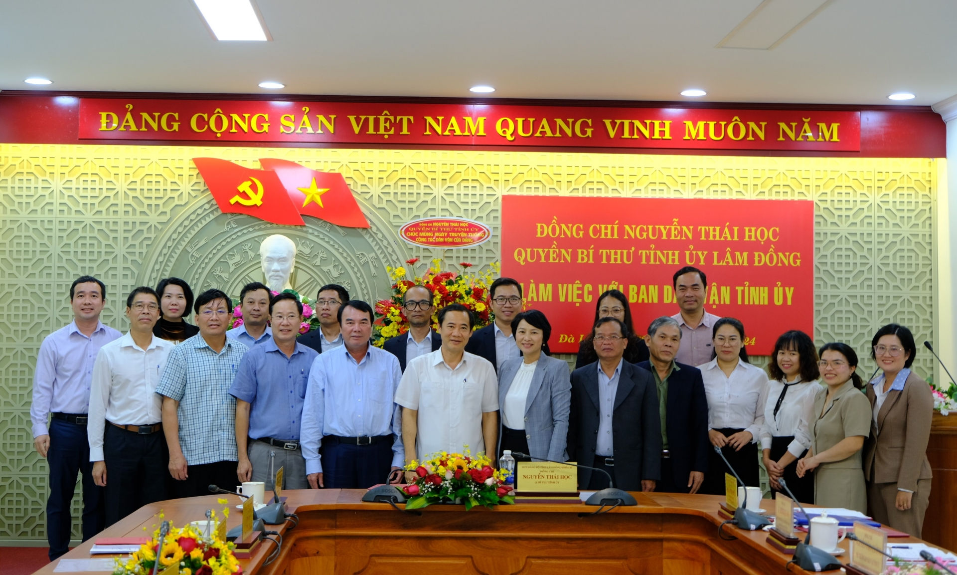 Quyền Bí thư Tỉnh ủy Nguyễn Thái Học chụp ảnh lưu niệm cùng các đại biểu và tập thể Ban Dân vận Tỉnh ủy