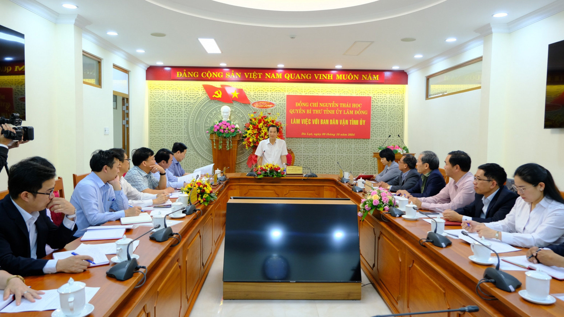 Quang cảnh buổi làm việc giữa Quyền Bí thư Tỉnh ủy Nguyễn Thái Học với Ban Dân vận Tỉnh ủy